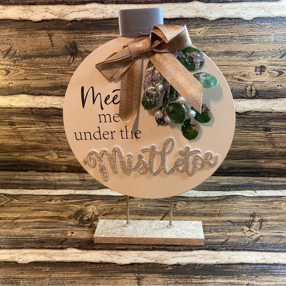Meet me under the mistletoe table top/ shelf décor MDF NWOT - Picture 2 of 10
